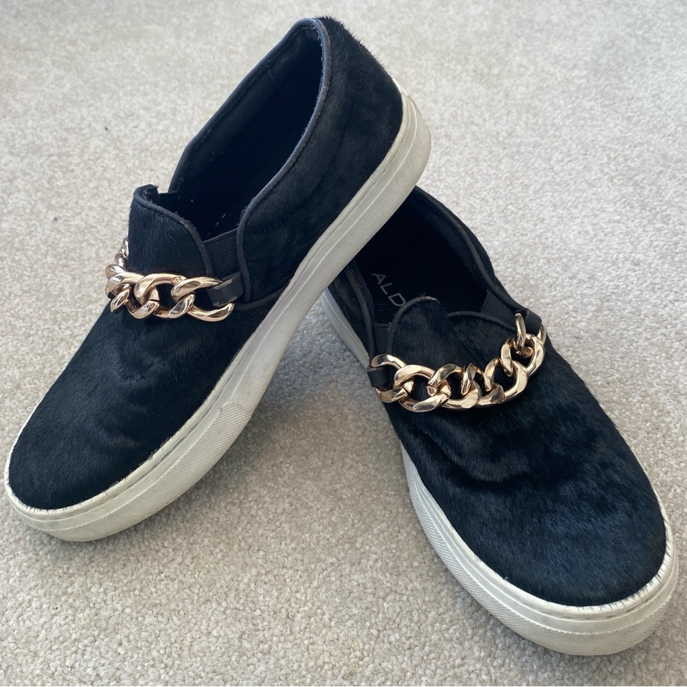 ‘Aldo’ black ‘pony-hair’ slip-on Shoes with large Gold Chain, sz 8.5